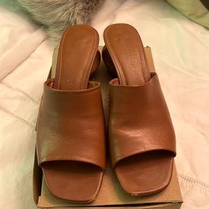 Very cute leather sandals with chunky heel.